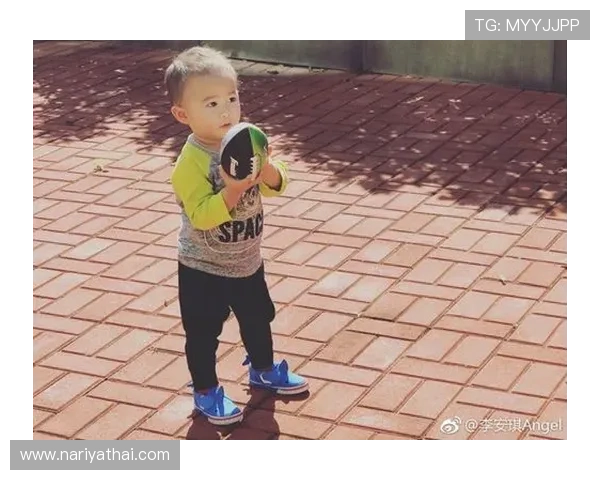 李小鹏画风突变，家庭聚会秒变豪华影棚？这反差有点大啊